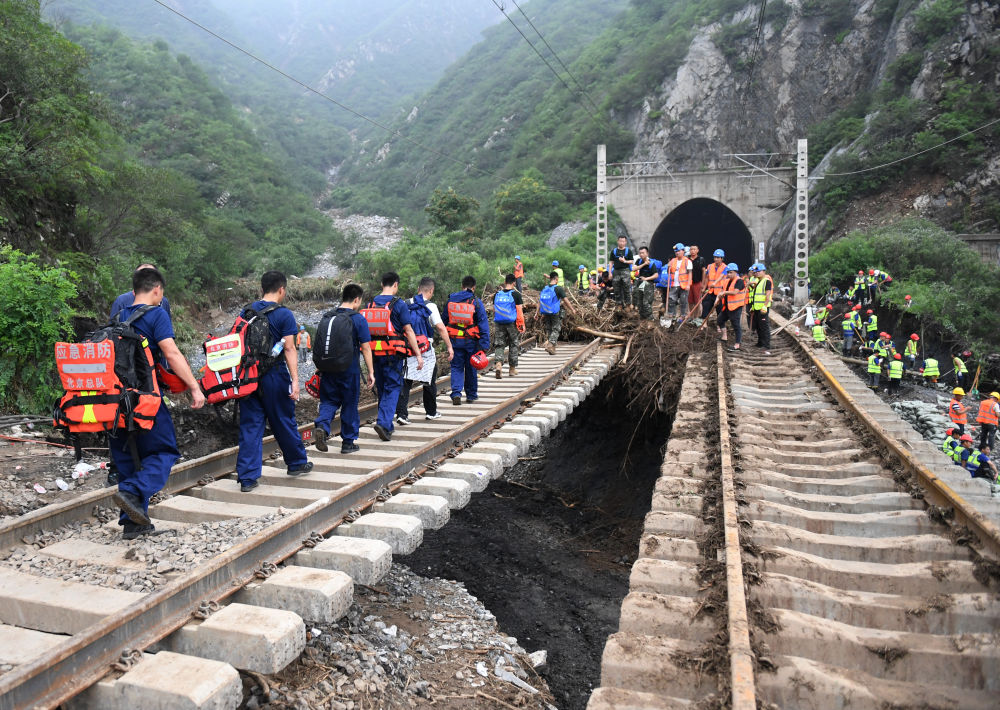 　8月2日，救援人员徒步进山帮助滞留旅客转运。新华社记者 张晨霖 摄