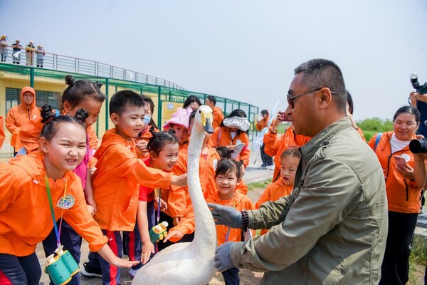 孩子们在自然科考活动中近距离观鸟