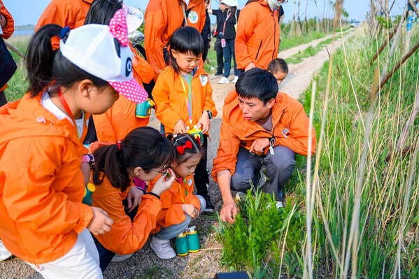 孩子们走进自然学习生物多样性知识