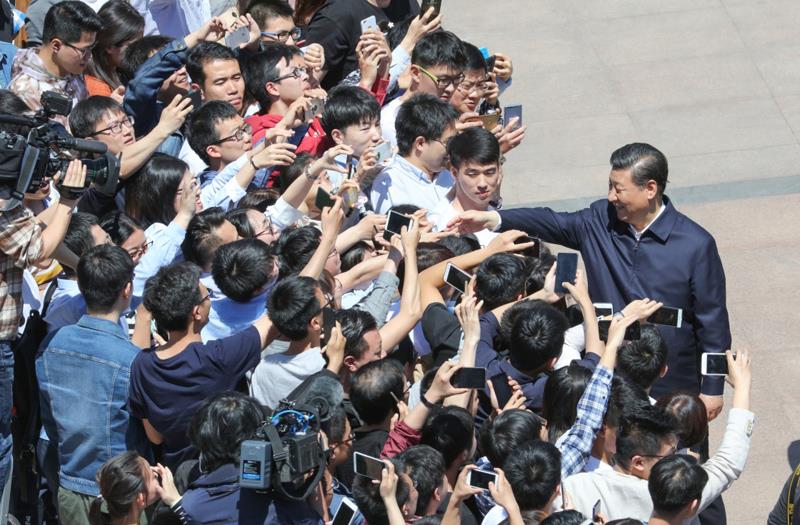 2018年5月2日，习近平总书记来到北京大学考察。这是总书记离开学校时同道路两旁师生亲切握手。